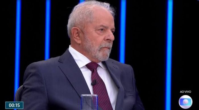 Faltando 30 minutos do debate, o boga de Lula não passa uma oiticica.