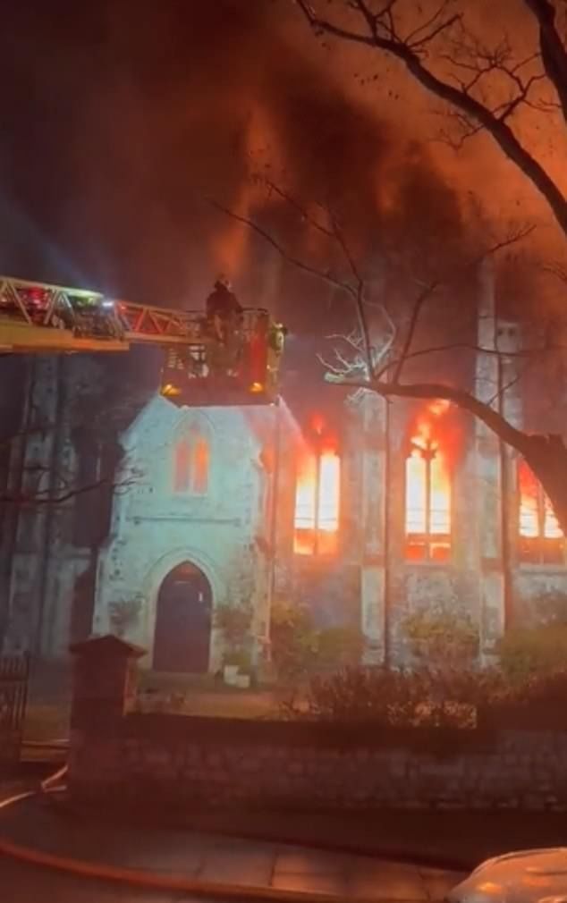 Arde una iglesia en el centro de Europa