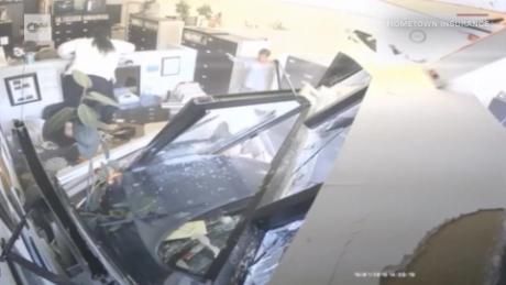 Un coche de autoescuela choca con un supermercado en Ibiza